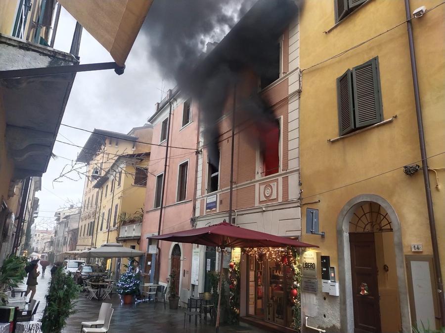 Pietrasanta, fiamme in un appartamento in centro storico – Video