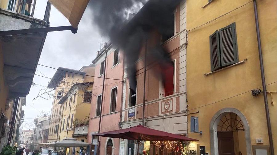 Pietrasanta, fiamme in un appartamento in centro storico – Video