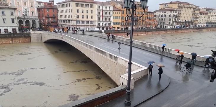 
	L'Arno a Pisa nella mattina di venerd&igrave; 16 dicembre&nbsp;

