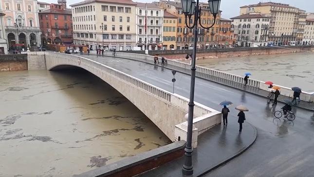 L'Arno a Pisa nella mattina di venerdì 16 dicembre 