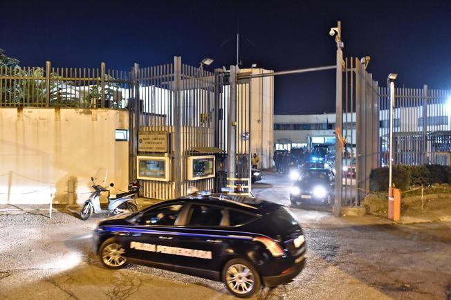 Pestaggi in carcere a Firenze, condannati 9 agenti per lesioni