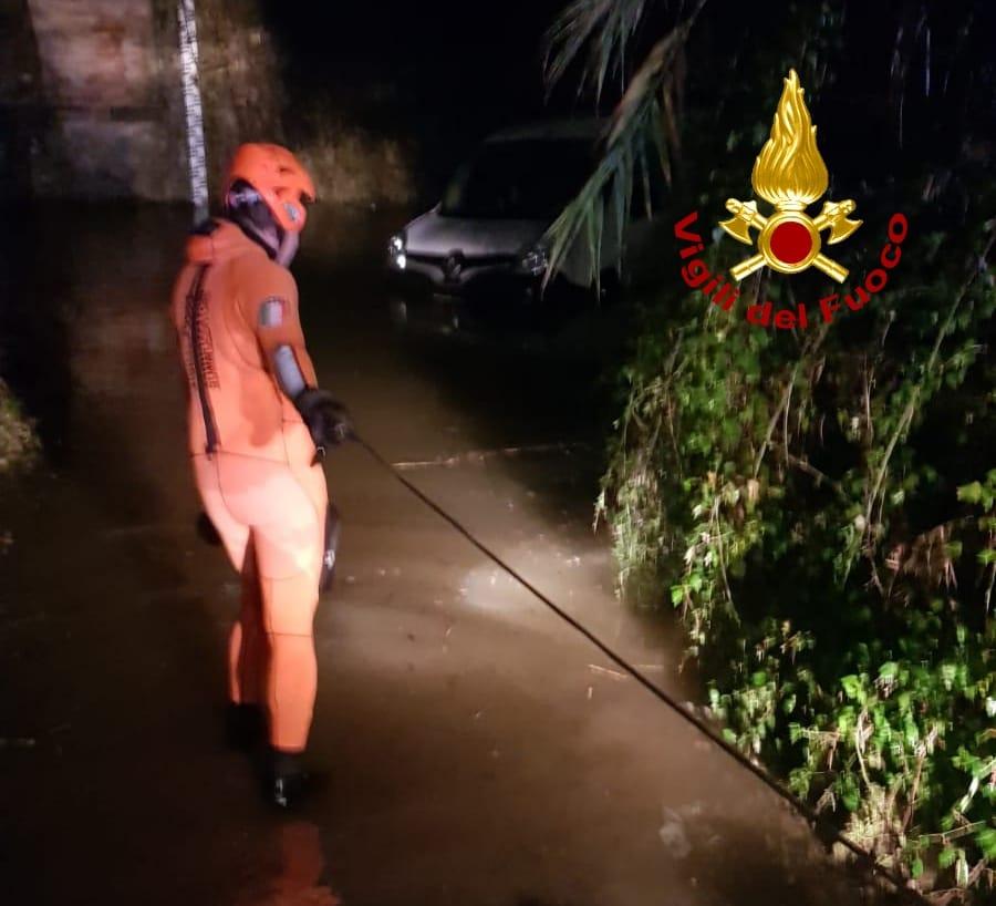Maltempo, nel Fiorentino i sommozzatori salvano un uomo nel sottopasso: era rimasto bloccato col furgone