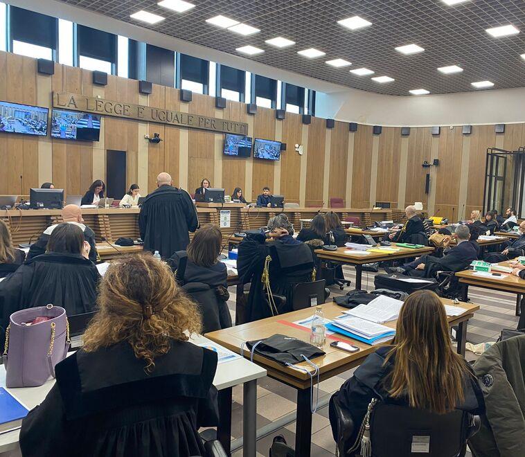 Affidi illeciti, i genitori in udienza. «Siamo qui per avere giustizia»