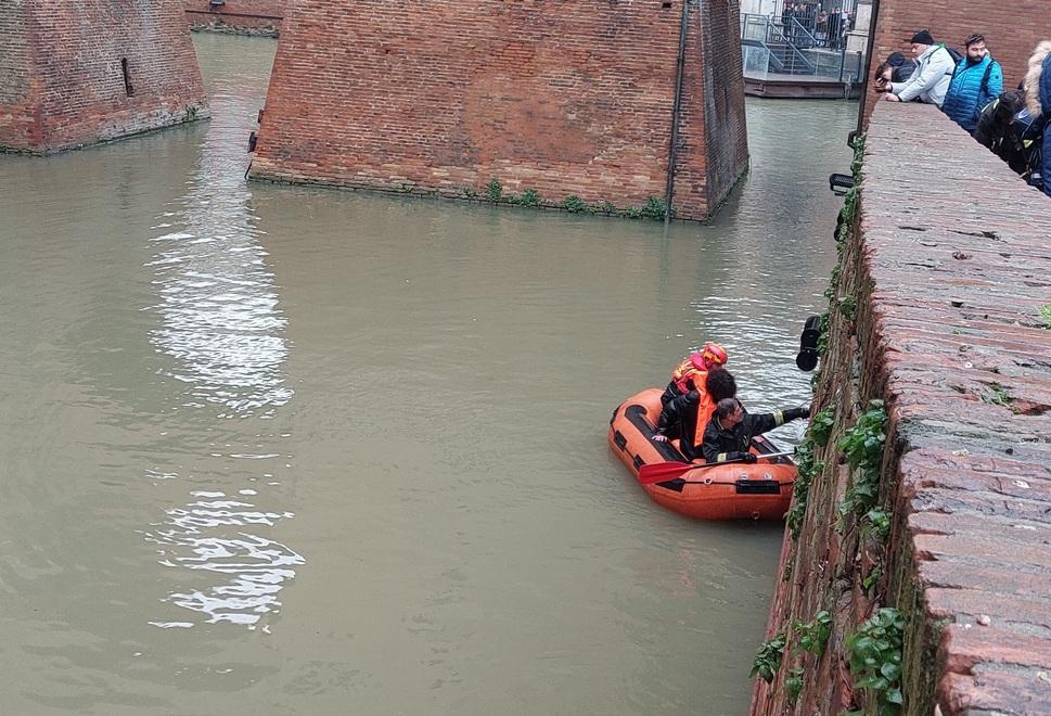 Ferrara, scivola dal muretto e finisce nell’acqua del fossato del Castello