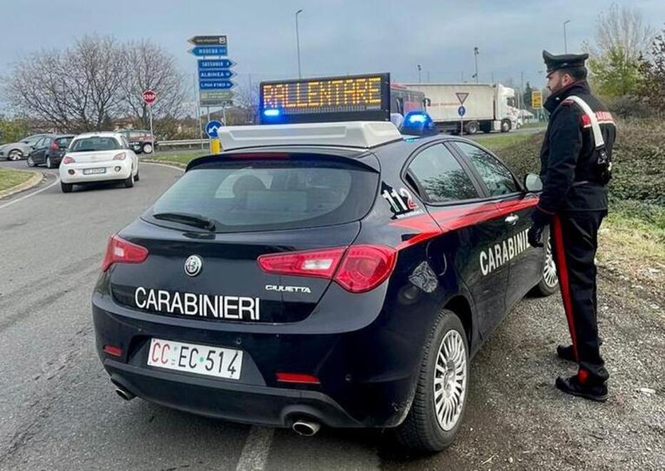 Sfonda la porta di casa nella notte e pesta un’anziana per rapinarla