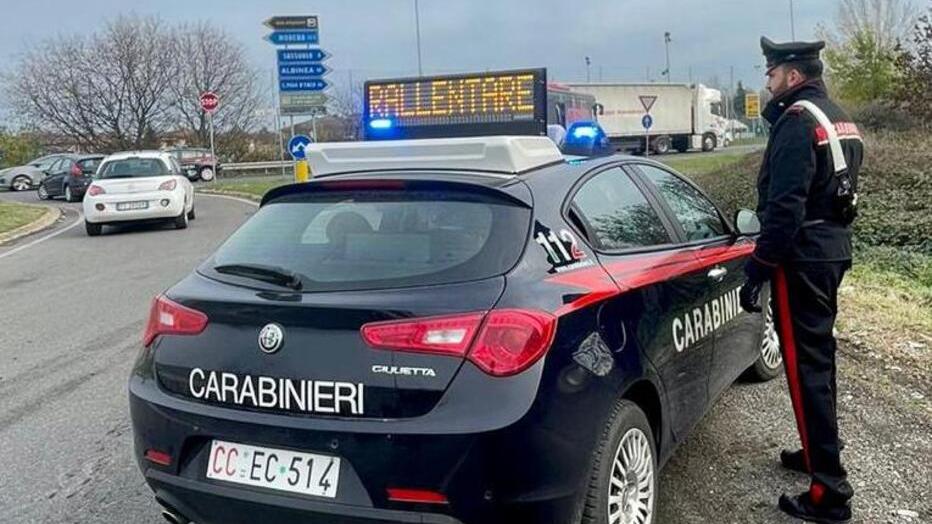 Sfonda la porta di casa nella notte e pesta un’anziana per rapinarla
