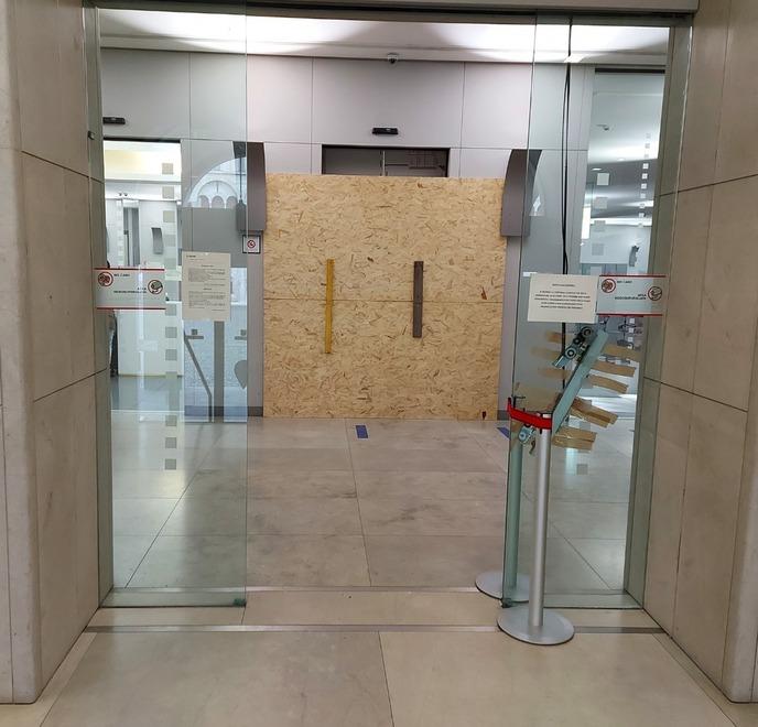 Modena Distrugge l’ingresso dell'Unicredit in piazza Grande