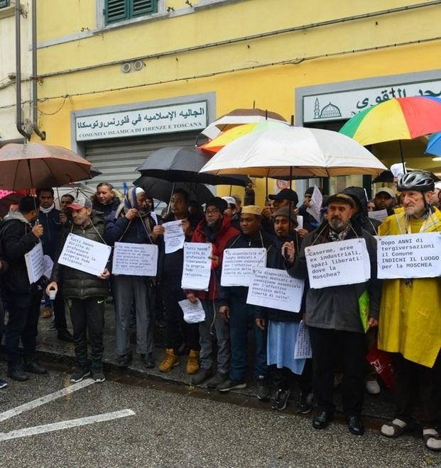 Firenze, sfratto alla moschea: i fedeli in preghiera lo fanno rinviare
