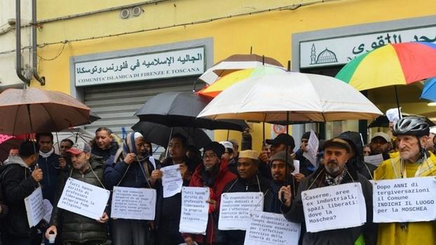 Firenze, sfratto alla moschea: i fedeli in preghiera lo fanno rinviare
