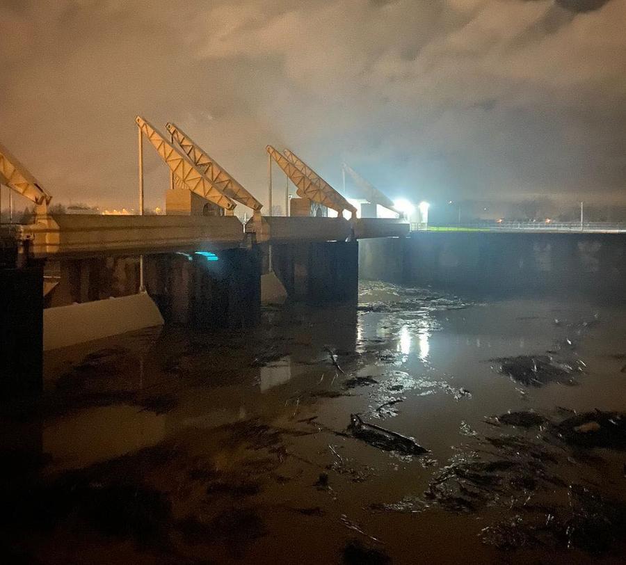 
	Il canale dello Scolmatore a Pontedera pochi minuti prima dell'apertura nella notte di sabato 17 dicembre&nbsp;

