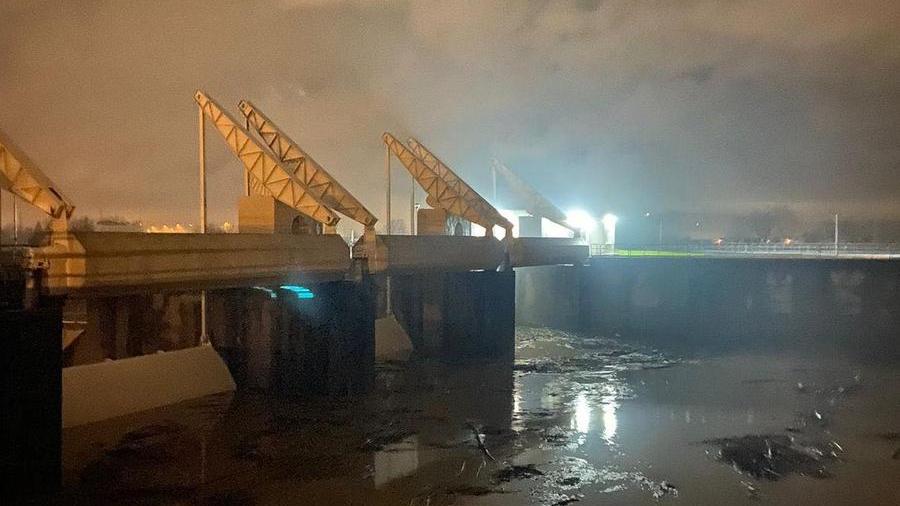 Il canale dello Scolmatore a Pontedera pochi minuti prima dell'apertura nella notte di sabato 17 dicembre 