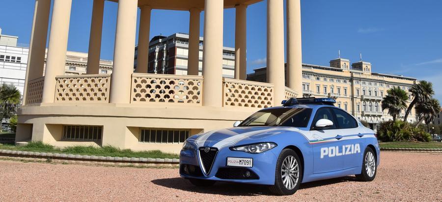 
	Una volante della polizia di Stato davanti al gazebo della Terrazza Mascagni (foto d'archivio)

