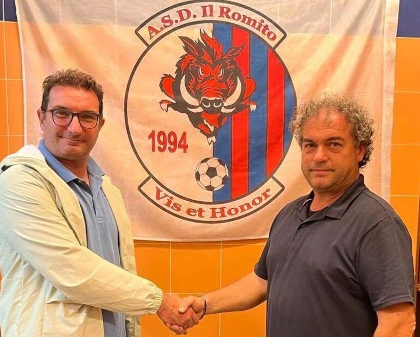 
	Il presidente del San Frediano e quello de Il Romito si stringono la mano&nbsp;

