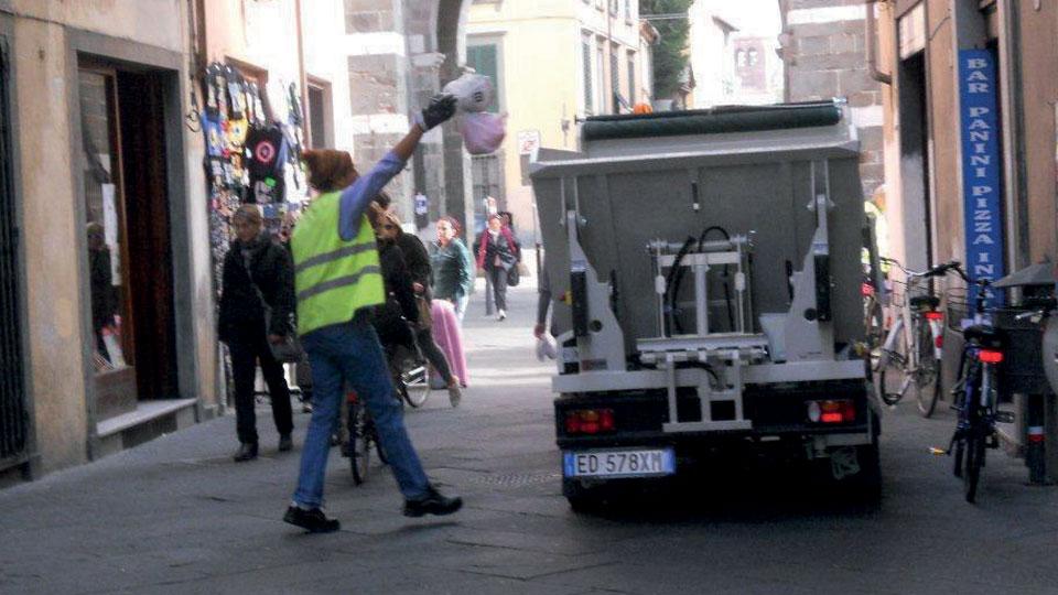 Rifiuti, a Lucca è caccia a 1.900 morosi: in arrivo cartelle per 2,5 milioni