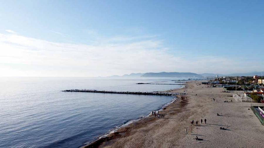 Massa, va in arresto cardiaco dopo il bagno in mare