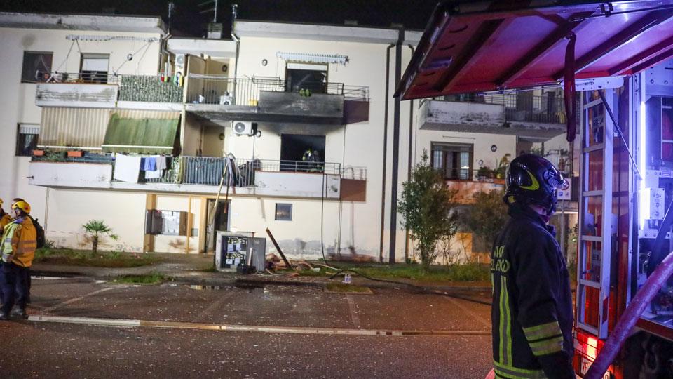 Un boato, la fuga di gas e l’esplosione distrugge la palazzina