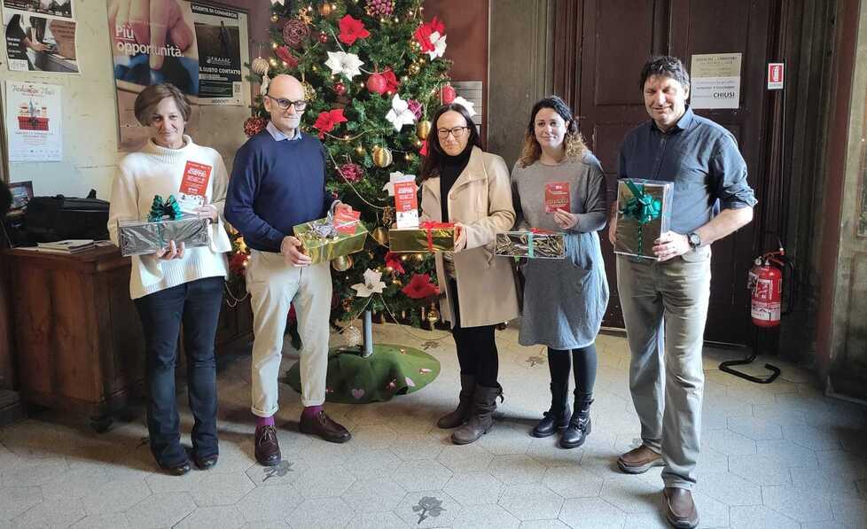 Lucca, un “Regalo sospeso” nei negozi: ecco la lista degli oltre 60 aderenti