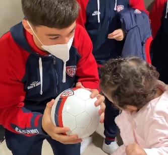 Primavera del Cagliari in ospedale: doni ai piccoli pazienti