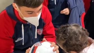 Primavera del Cagliari in ospedale: doni ai piccoli pazienti