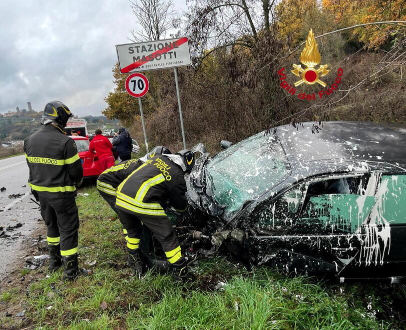 Invade la corsia opposta e si scontra con tre auto