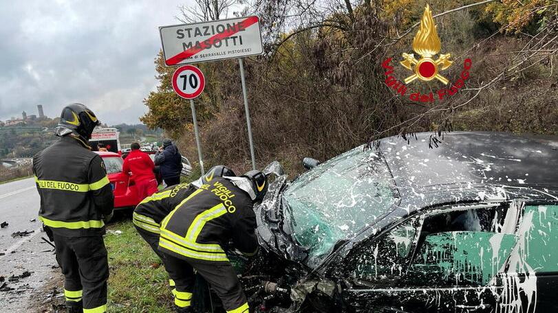 Invade la corsia opposta e si scontra con tre auto