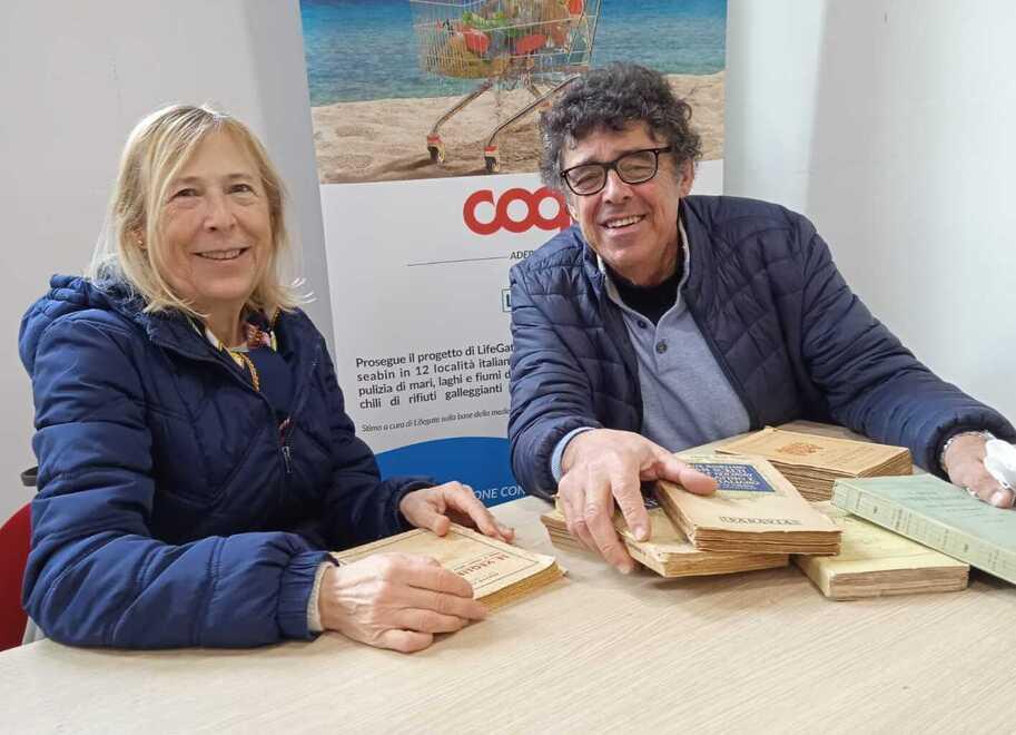 Buttati via o dimenticati. Ecco i custodi dei libri "randagi" 