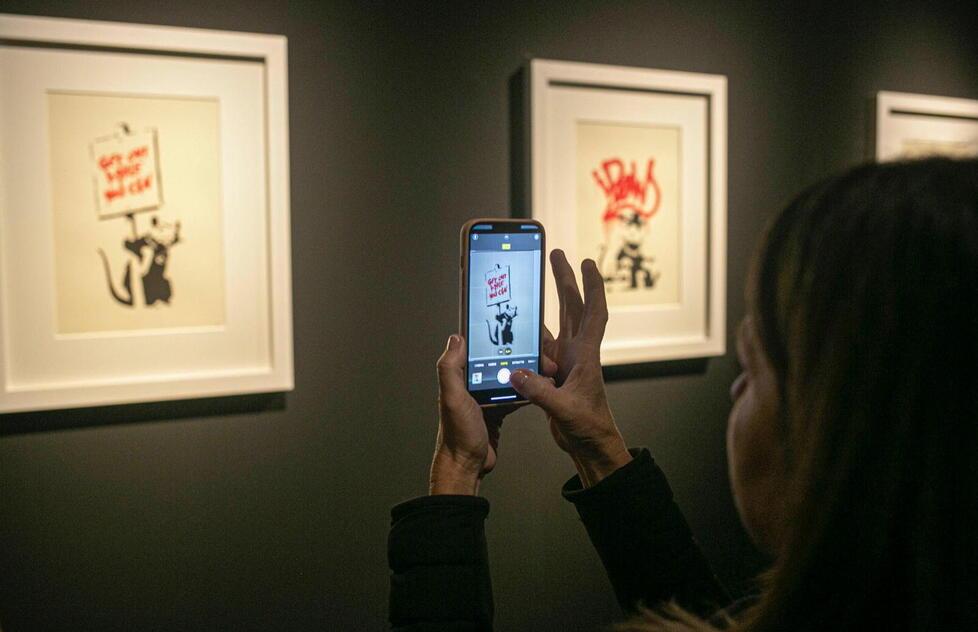 Bombe, ratti, cuori rossi e bambini. Mondo Banksy, leggero e potente 