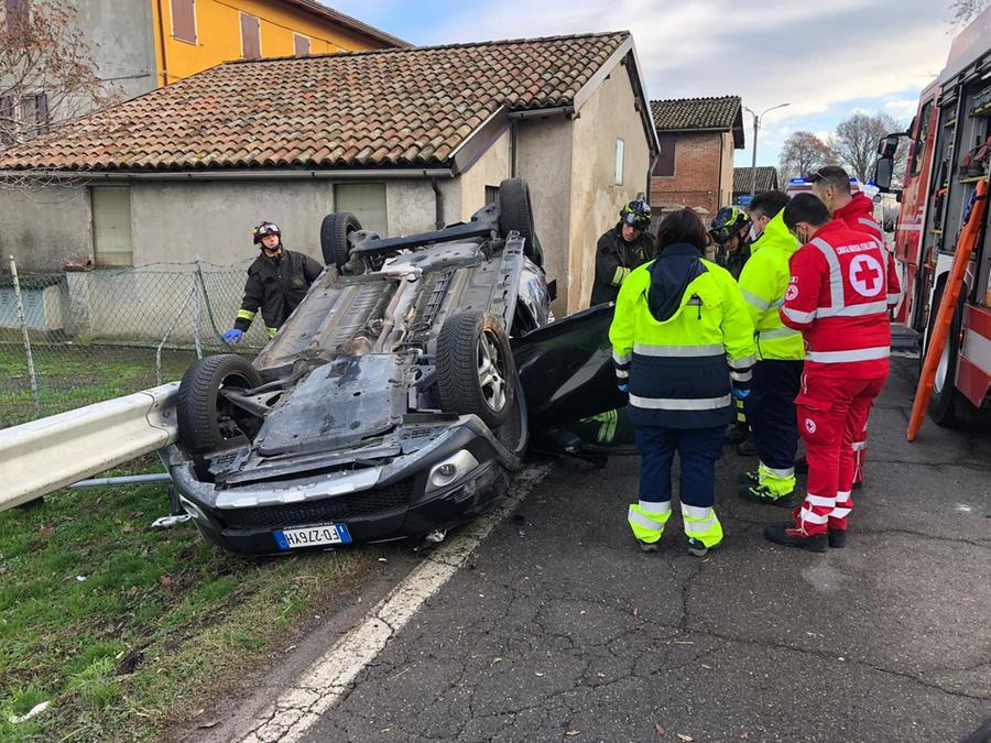 Si capovolge con l’auto e resta incastrato nell’abitacolo