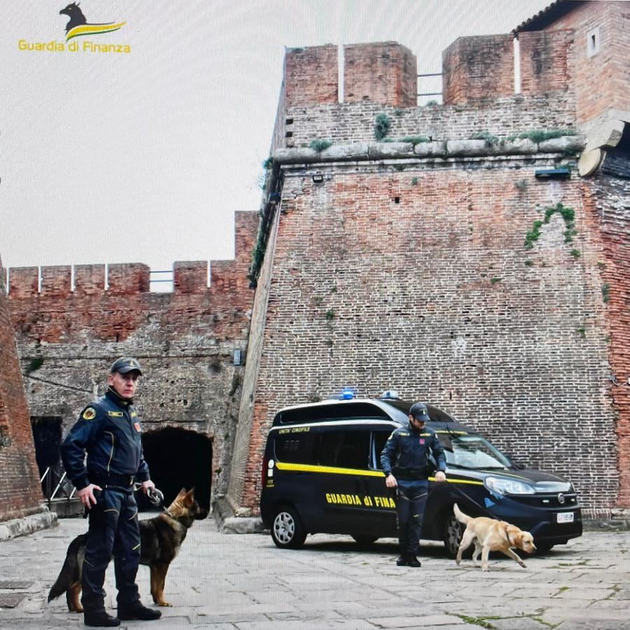 
	La guardia di finanza in azione in una foto d'archivio

