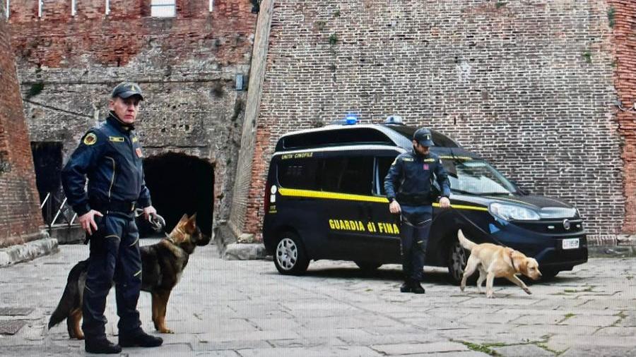La guardia di finanza in azione in una foto d'archivio