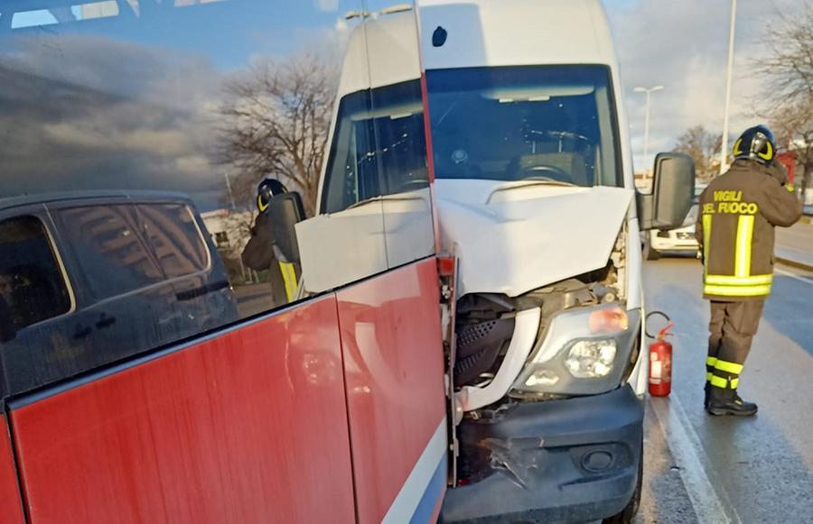 Sassari, tamponamento furgone-pullman davanti al Vialetto: un ferito