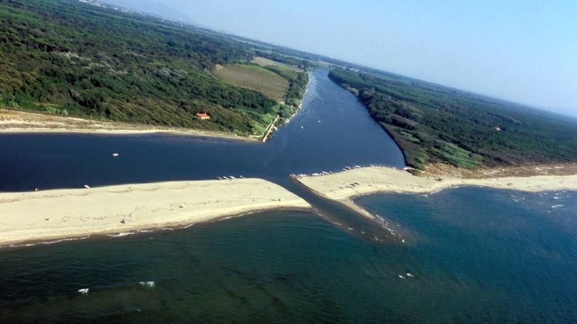 Una veduta aerea della foce del Serchio (Foto di repertorio)