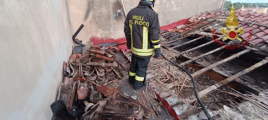 Sassari, incendio a Caniga: distrutto il tetto di una casa