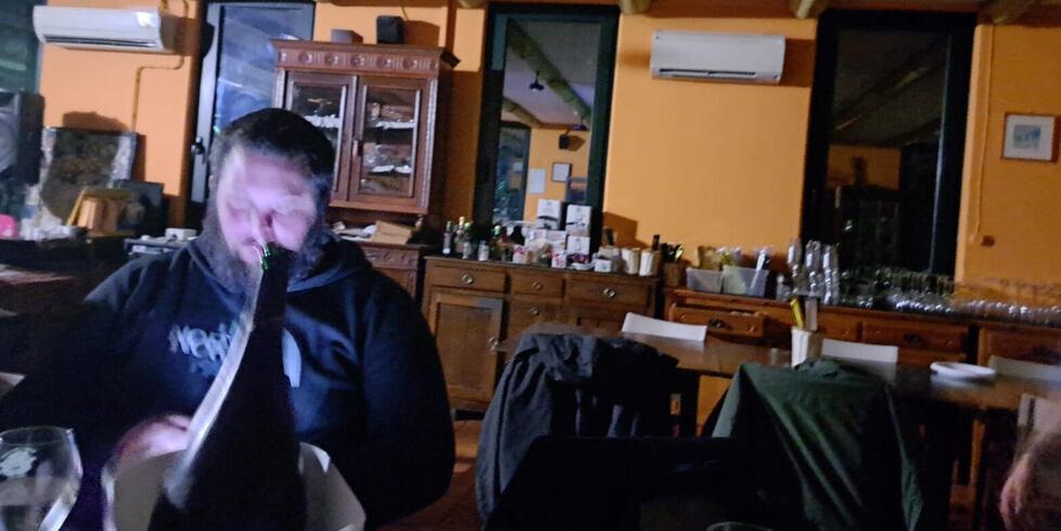 Cene al buio e clienti al freddo