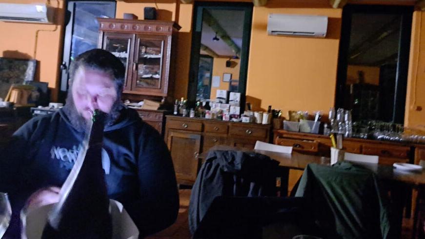 Cene al buio e clienti al freddo