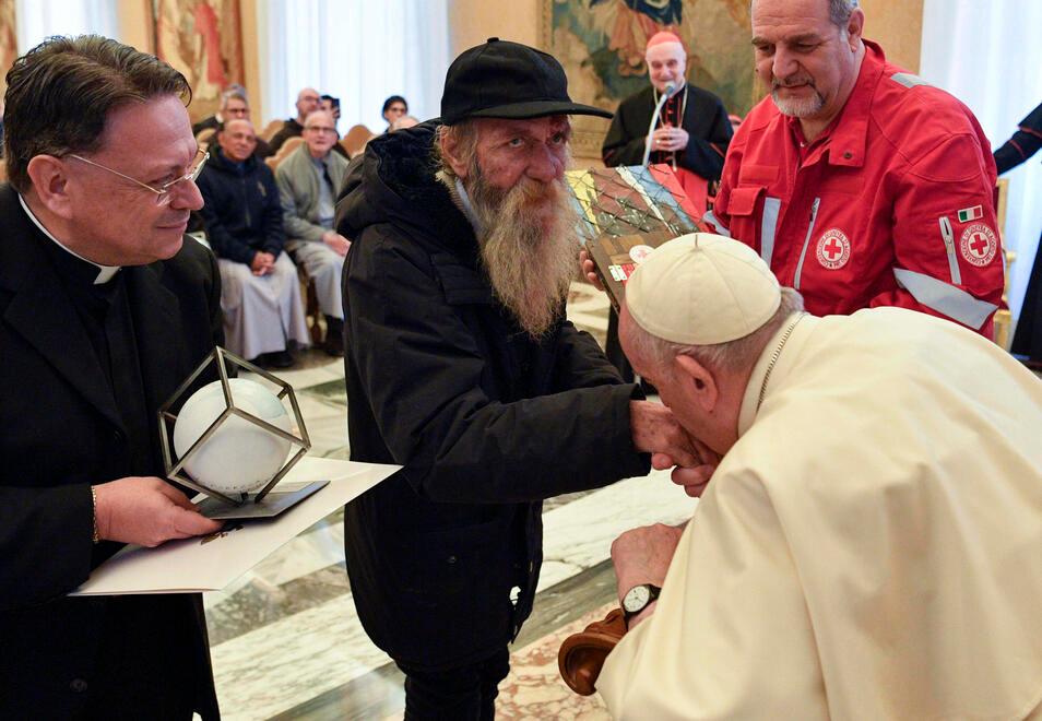 Il clochard di Viareggio che dona le elemosine è stato ricevuto e premiato da Papa Francesco