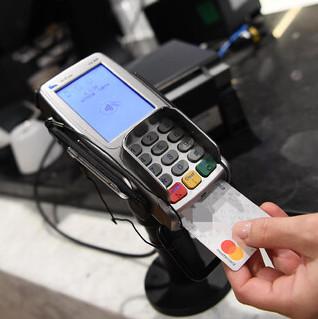 Guerra ai pagamenti con il Pos, «Costi in più per piccoli incassi» 