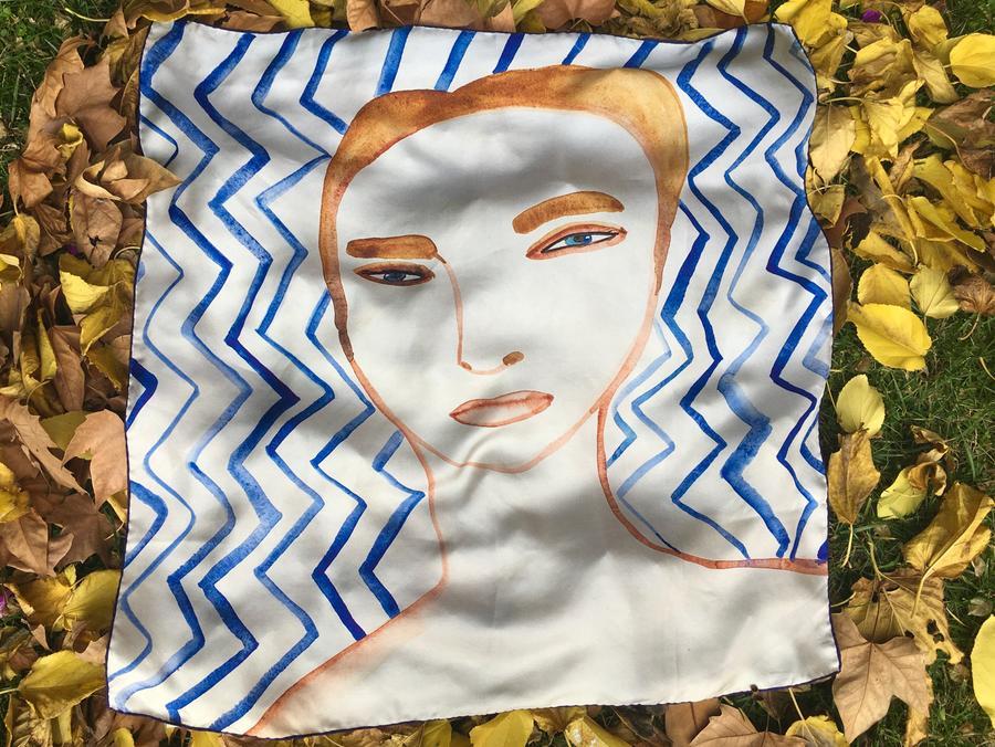 
	Uno dei foulard d'arte proposti da Antiba

