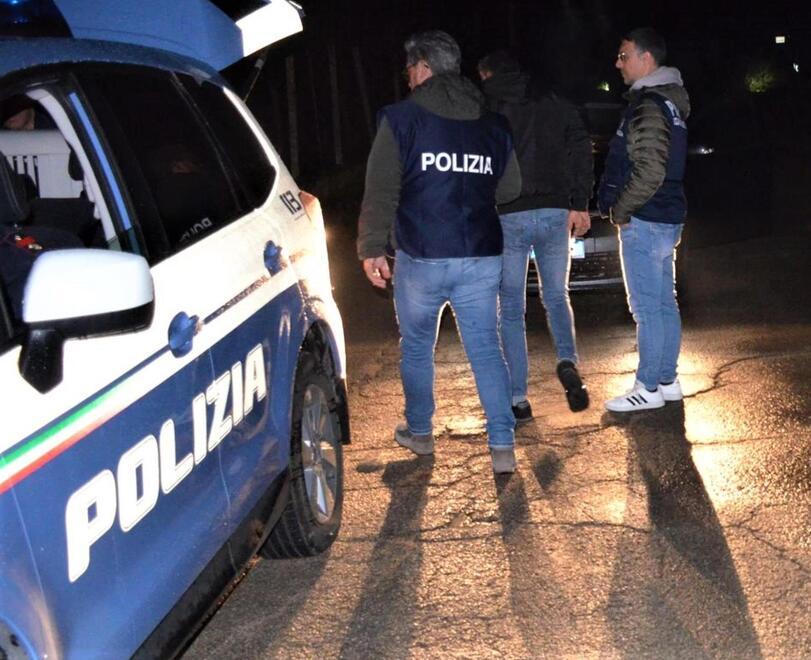 Ferrara, rissa notturna in strada: tre giovani all’ospedale