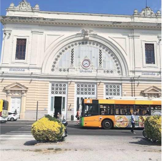 
	La facciata della stazione


