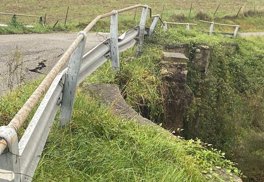 
	Il ponte sopra al torrente&nbsp;&egrave; collassato da un lato

