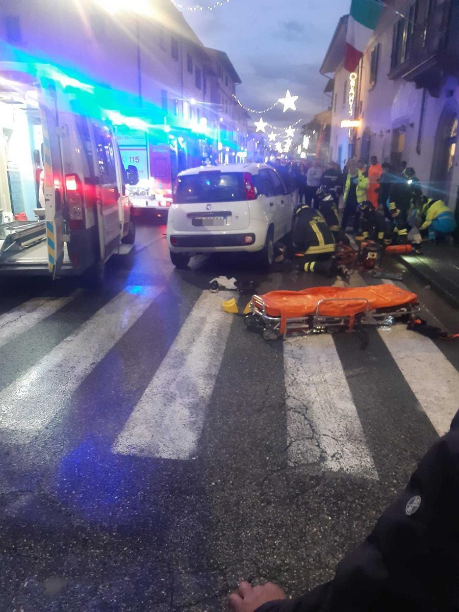 
	I soccorsi a madre e figlia travolte dalla Fiat Panda

