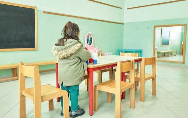 
	Una bambina durante l&rsquo;open day della scuola di Fontanella

