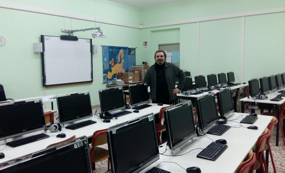Mirko Bernardi nell’aula di informatica di Lammari