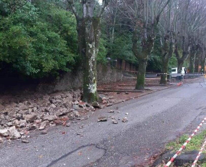 Il muro crollato in via di Villa Vittoria a San Marcello