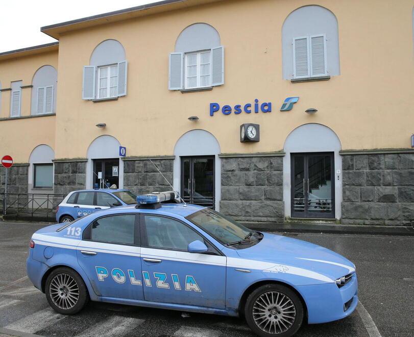 Un intervento della polizia alla stazione di Pescia