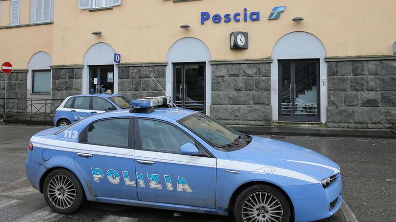 Un intervento della polizia alla stazione di Pescia