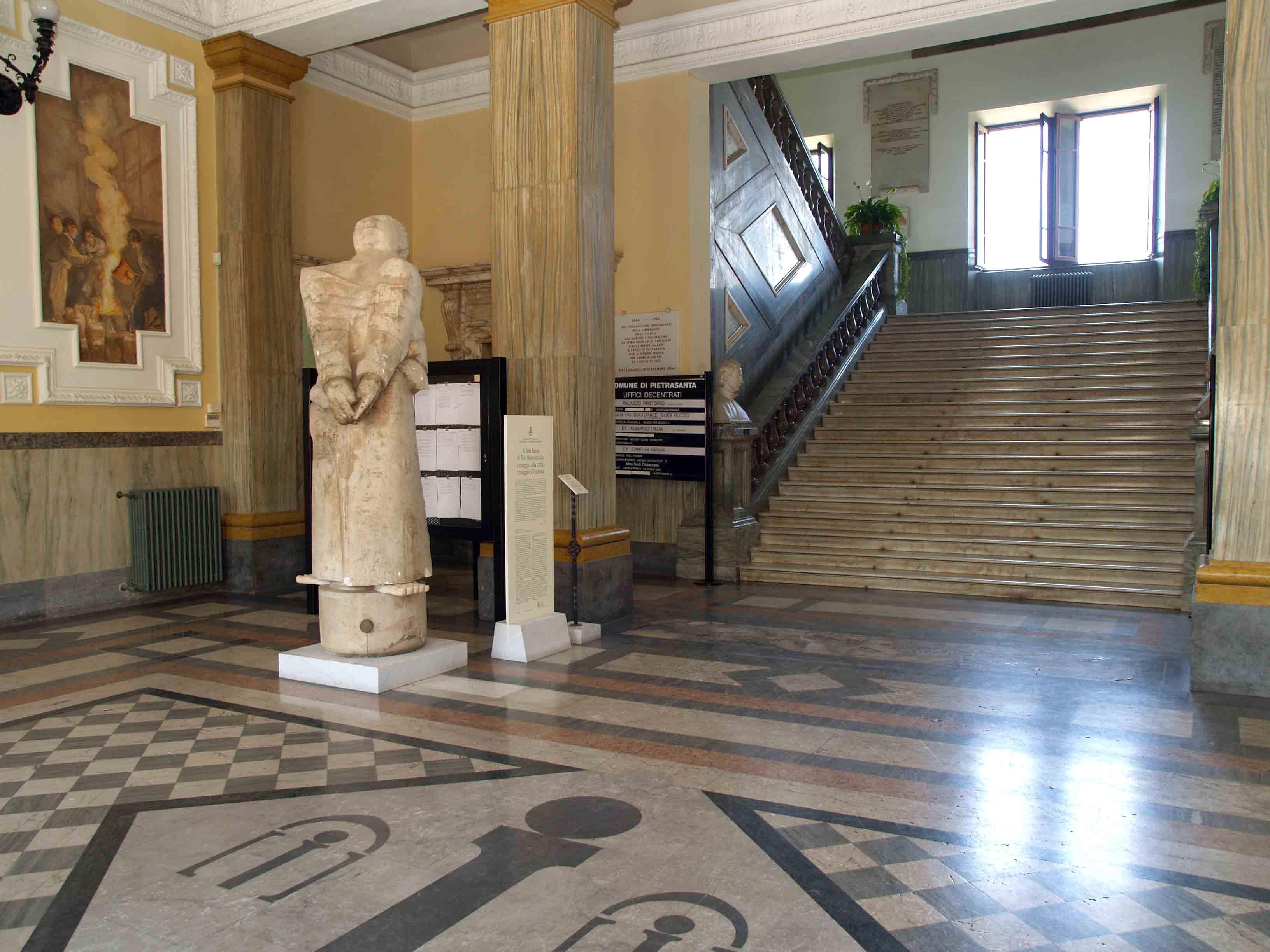 L’ingresso del municipio di Pietrasanta