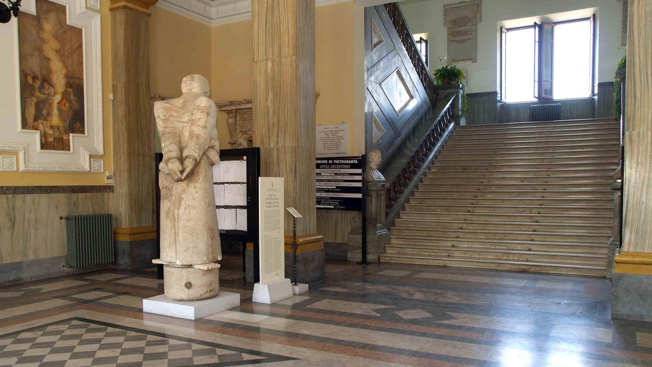 L’ingresso del municipio di Pietrasanta