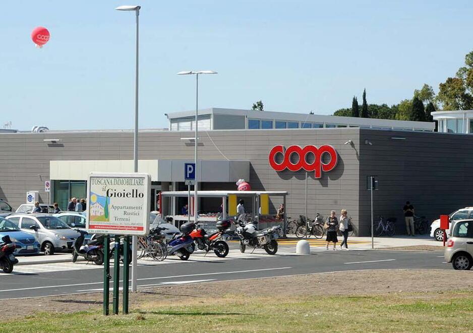 Il centro commerciale Coop di Venturina Terme: i ladri sono entrati nell’area del magazzino (foto PaBar)